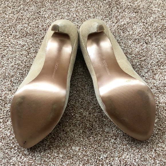 BCBG Parade Suede Nude Platform Pumps Heels 8.5 38 - Picture 3 of 5
